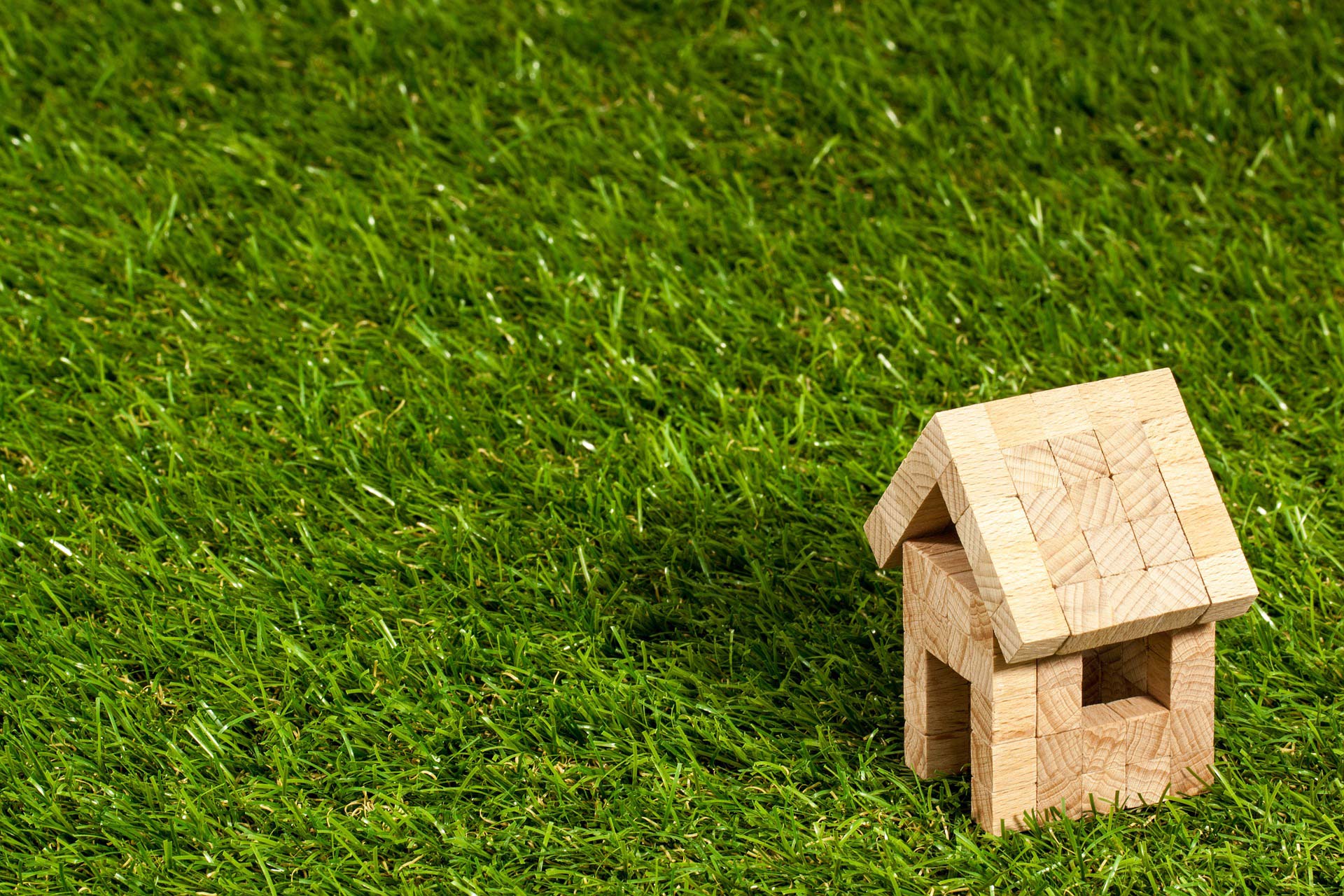Block house on a patch of grass, Source: Pixabay