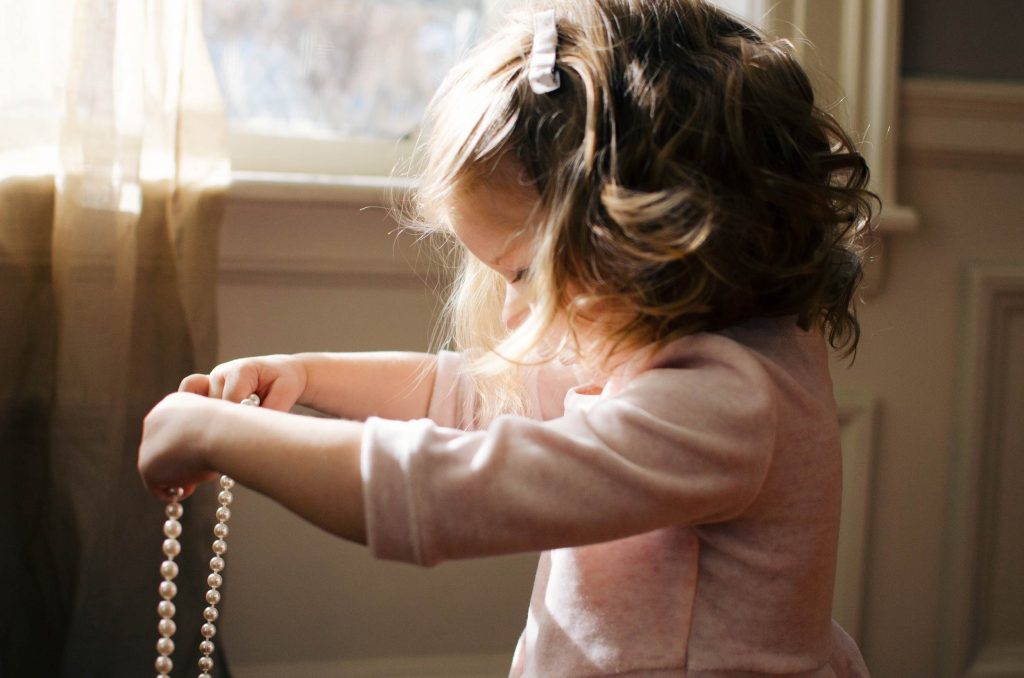 Little girl with pearls, Source: Stocksnap.io getting great photos of your toddler